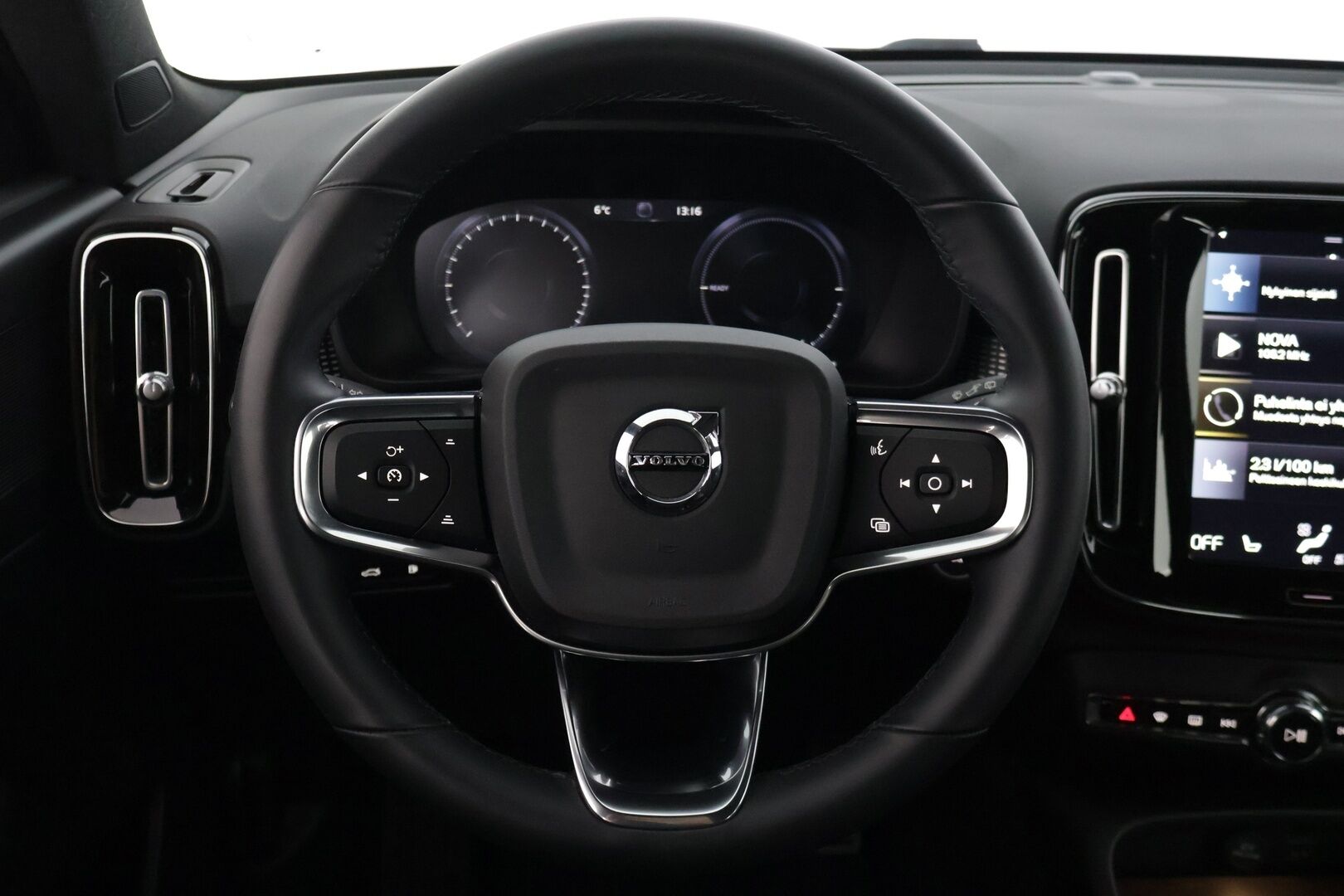 Volvo XC40 2022 T5 Recharge TwE R-Design aut - | R-Design | Pilot Assist | P.kamera | Full-LED | KeyLessGo | VOC | Sportpenkit | SENSUS | Apple&Android | Sähk.takaluukku | SOH 90% |