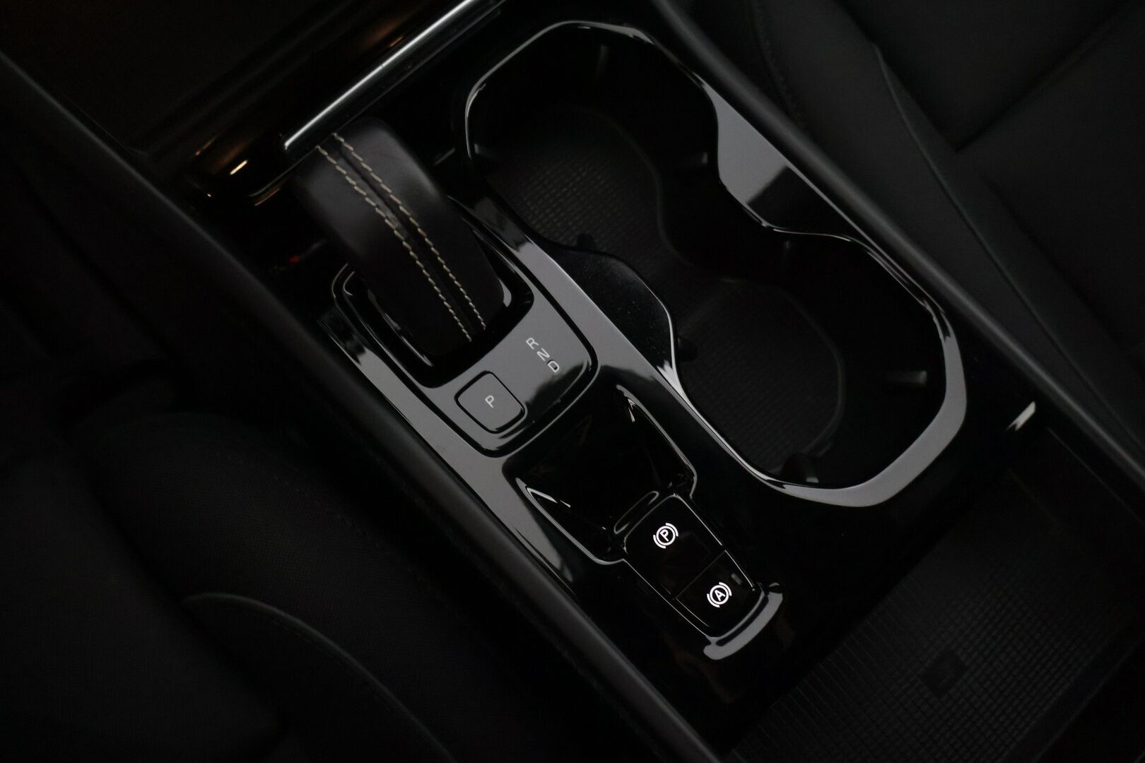 Volvo XC40 2022 T5 Recharge TwE R-Design aut - | R-Design | Pilot Assist | P.kamera | Full-LED | KeyLessGo | VOC | Sportpenkit | SENSUS | Apple&Android | Sähk.takaluukku | SOH 90% |