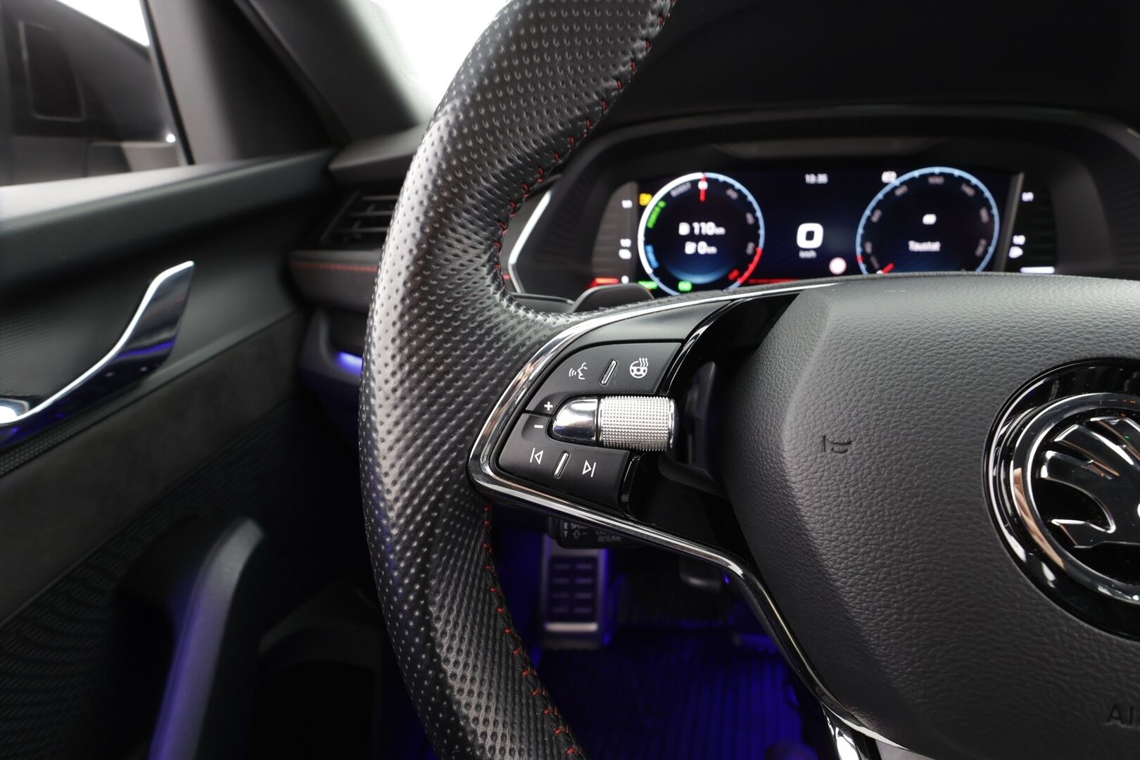 Skoda Octavia 2021 1,4 TSI PHEV RS iV DSG * ACC / Webasto / Skoda Crystal Matrix-LED / P.kamera / Hierovat Muistipenkit / Apple&Android * - Kahdet Renkaat / Koti & Kauppalaturi - HULLUT AVAJAISHULINAT KORKOTARJOUS 3,29 %