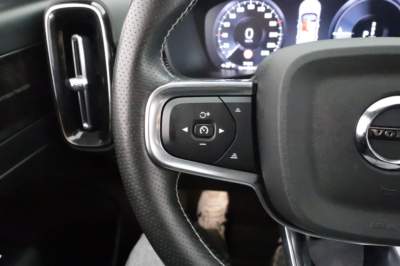 Volvo XC40 2021 T4 TwE R-Design aut - | ACC | Webasto | P.kamera | Muistipenkki | H&K | Koukku | BLIS | Keyless | Sähköluukku |