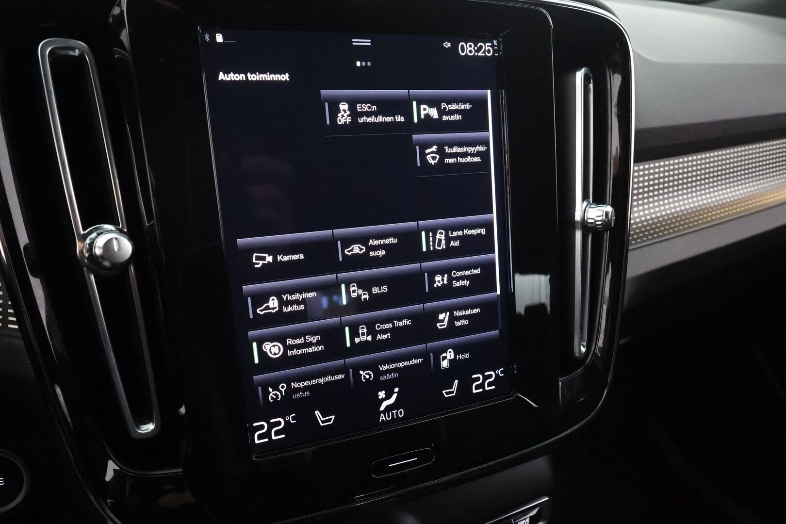 Volvo XC40 2021 T4 TwE R-Design aut * ACC / Webasto / P.kamera / Muistipenkki / H&K / Koukku / BLIS / Keyless / Sähköluukku * - Kahdet renkaat aluvanteilla / Merkkihuollettu