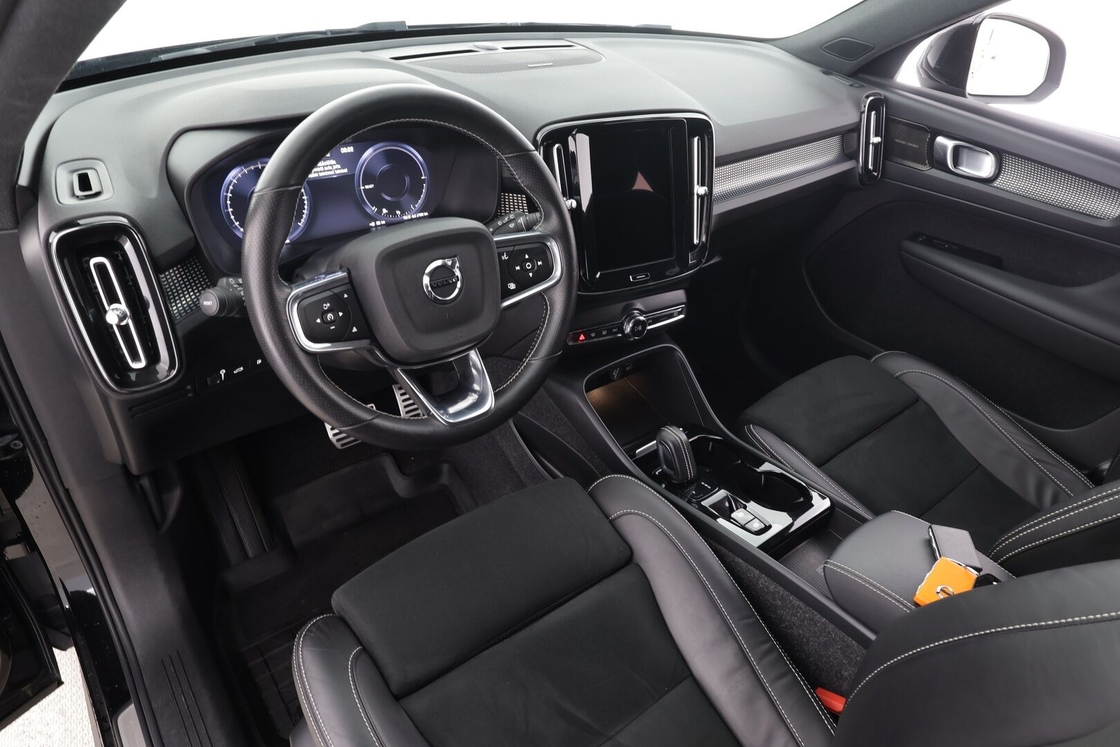 Volvo XC40 2021 T4 TwE R-Design aut * ACC / Webasto / P.kamera / Muistipenkki / H&K / Koukku / BLIS / Keyless / Sähköluukku * - Kahdet renkaat aluvanteilla / Merkkihuollettu / Huippuvarusteet! - HULLUT AVAJAISHULINAT KORKOTARJOUS 3,29 %
