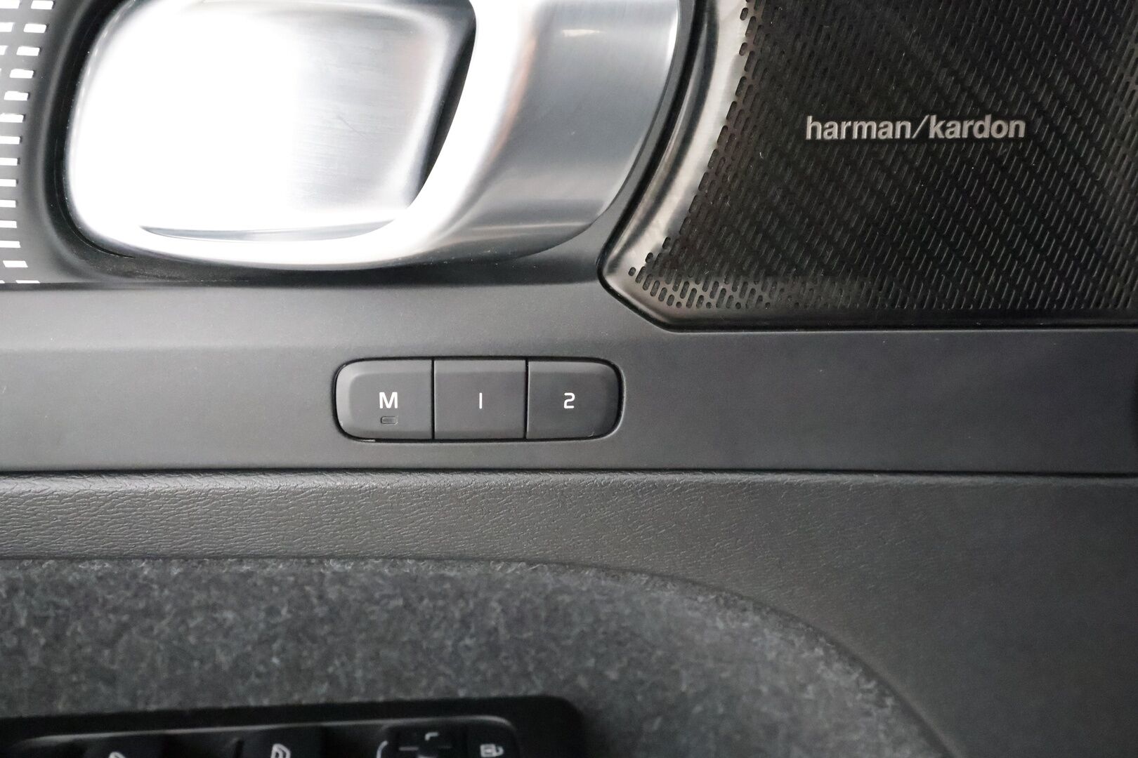 Volvo XC40 2021 T4 TwE R-Design aut * ACC / Webasto / P.kamera / Muistipenkki / H&K / Koukku / BLIS / Keyless / Sähköluukku * - Kahdet renkaat aluvanteilla / Merkkihuollettu / Huippuvarusteet! - HULLUT AVAJAISHULINAT KORKOTARJOUS 3,29 %