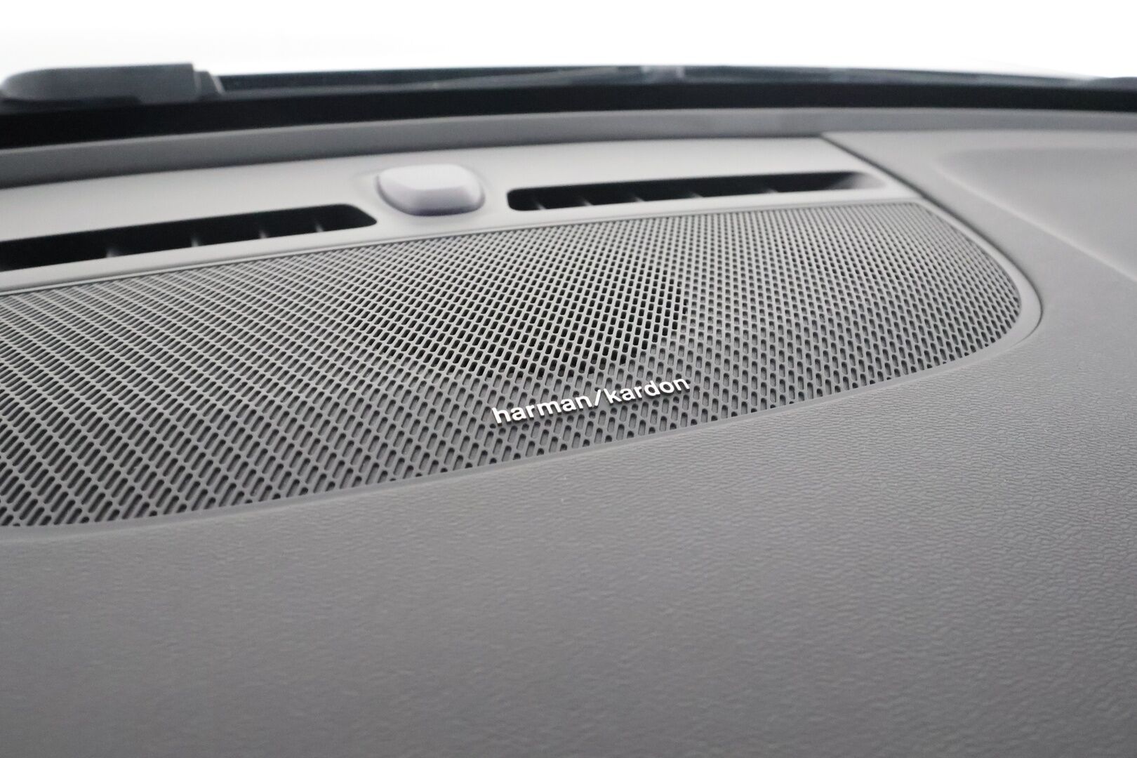 Volvo XC40 2021 T4 TwE R-Design aut * ACC / Webasto / P.kamera / Muistipenkki / H&K / Koukku / BLIS / Keyless / Sähköluukku * - Kahdet renkaat aluvanteilla / Merkkihuollettu