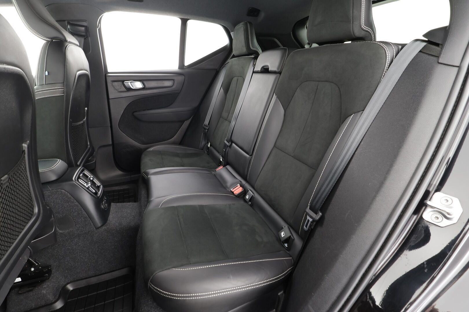 Volvo XC40 2021 T4 TwE R-Design aut * ACC / Webasto / P.kamera / Muistipenkki / H&K / Koukku / BLIS / Keyless / Sähköluukku * - Kahdet renkaat aluvanteilla / Merkkihuollettu