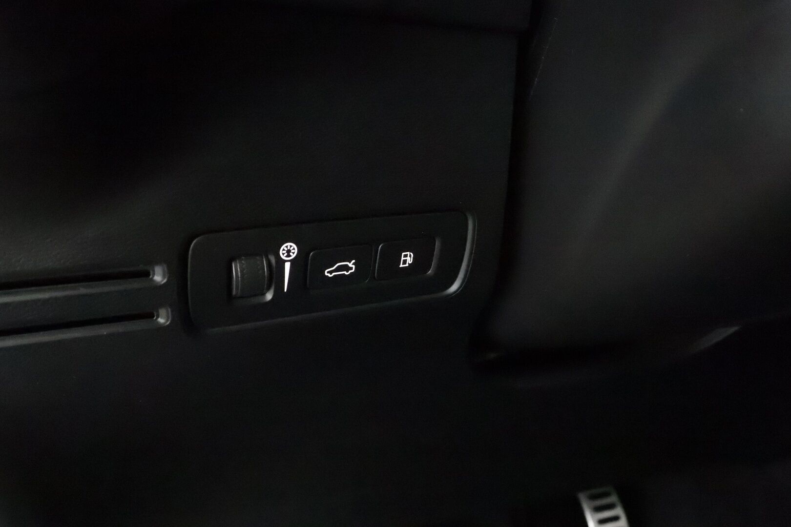 Volvo XC40 2021 T4 TwE R-Design aut * ACC / Webasto / P.kamera / Muistipenkki / H&K / Koukku / BLIS / Keyless / Sähköluukku * - Kahdet renkaat aluvanteilla / Merkkihuollettu / Huippuvarusteet! - HULLUT AVAJAISHULINAT KORKOTARJOUS 3,29 %