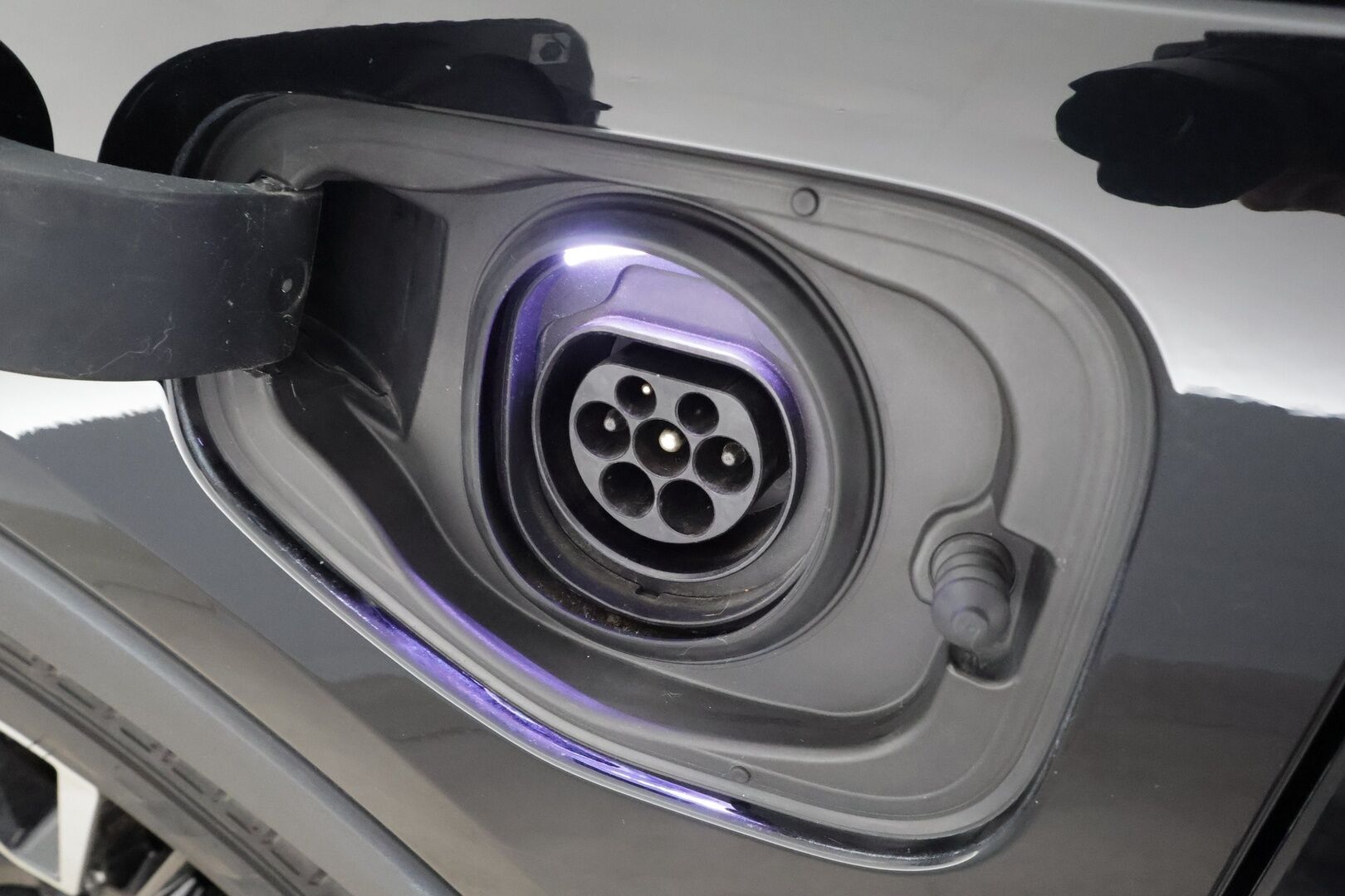 Volvo XC40 2021 T4 TwE R-Design aut * ACC / Webasto / P.kamera / Muistipenkki / H&K / Koukku / BLIS / Keyless / Sähköluukku * - Kahdet renkaat aluvanteilla / Merkkihuollettu / Huippuvarusteet! - HULLUT AVAJAISHULINAT KORKOTARJOUS 3,29 %