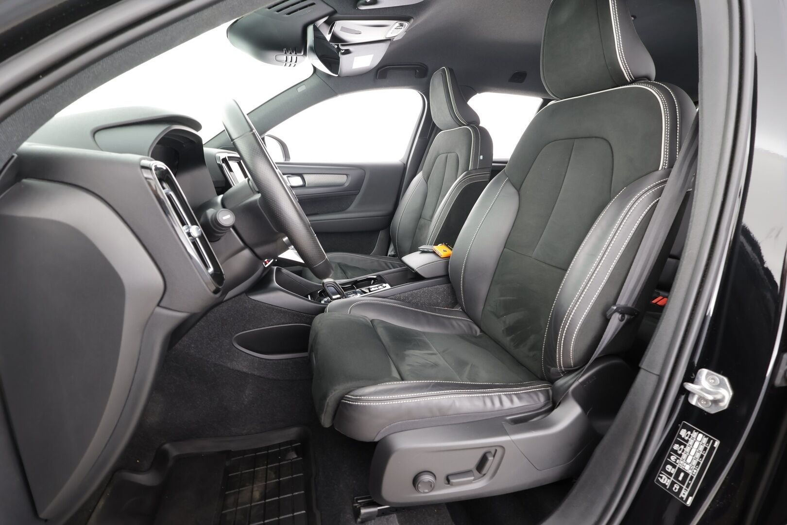 Volvo XC40 2021 T4 TwE R-Design aut * ACC / Webasto / P.kamera / Muistipenkki / H&K / Koukku / BLIS / Keyless / Sähköluukku * - Kahdet renkaat aluvanteilla / Merkkihuollettu