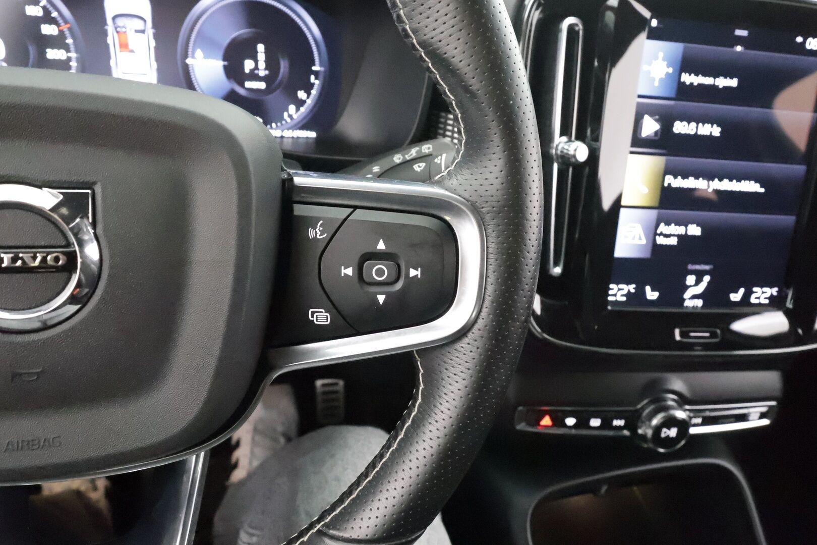 Volvo XC40 2021 T4 TwE R-Design aut * ACC / Webasto / P.kamera / Muistipenkki / H&K / Koukku / BLIS / Keyless / Sähköluukku * - Kahdet renkaat aluvanteilla / Merkkihuollettu