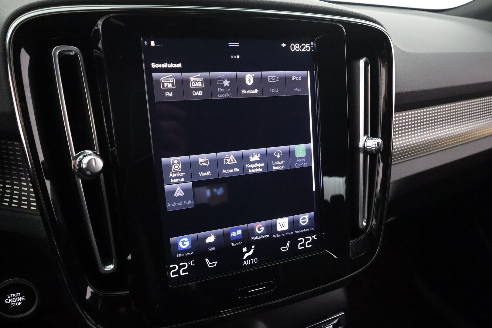 Volvo XC40 2021 T4 TwE R-Design aut * ACC / Webasto / P.kamera / Muistipenkki / H&K / Koukku / BLIS / Keyless / Sähköluukku * - Kahdet renkaat aluvanteilla / Merkkihuollettu