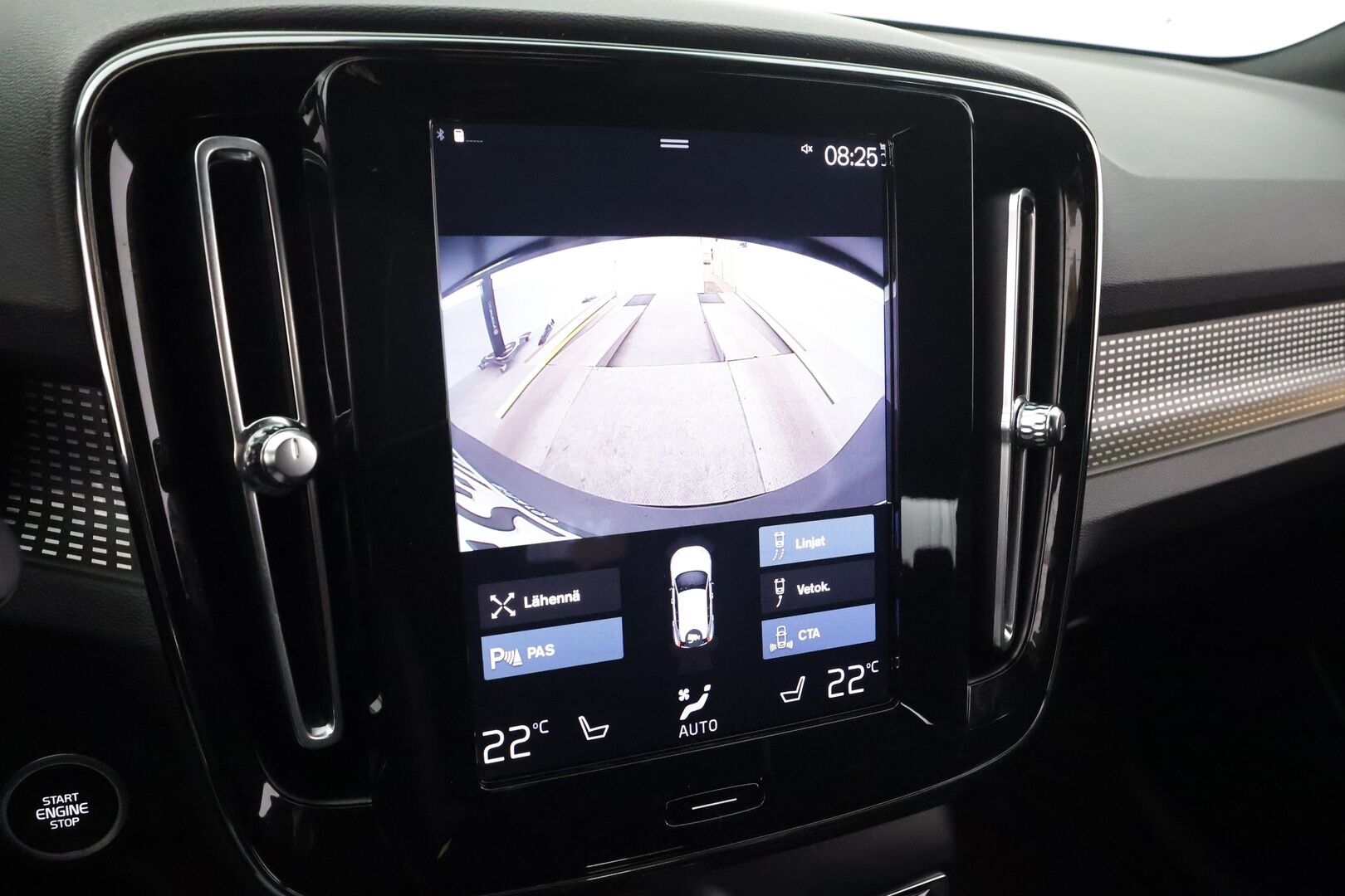 Volvo XC40 2021 T4 TwE R-Design aut * ACC / Webasto / P.kamera / Muistipenkki / H&K / Koukku / BLIS / Keyless / Sähköluukku * - Kahdet renkaat aluvanteilla / Merkkihuollettu