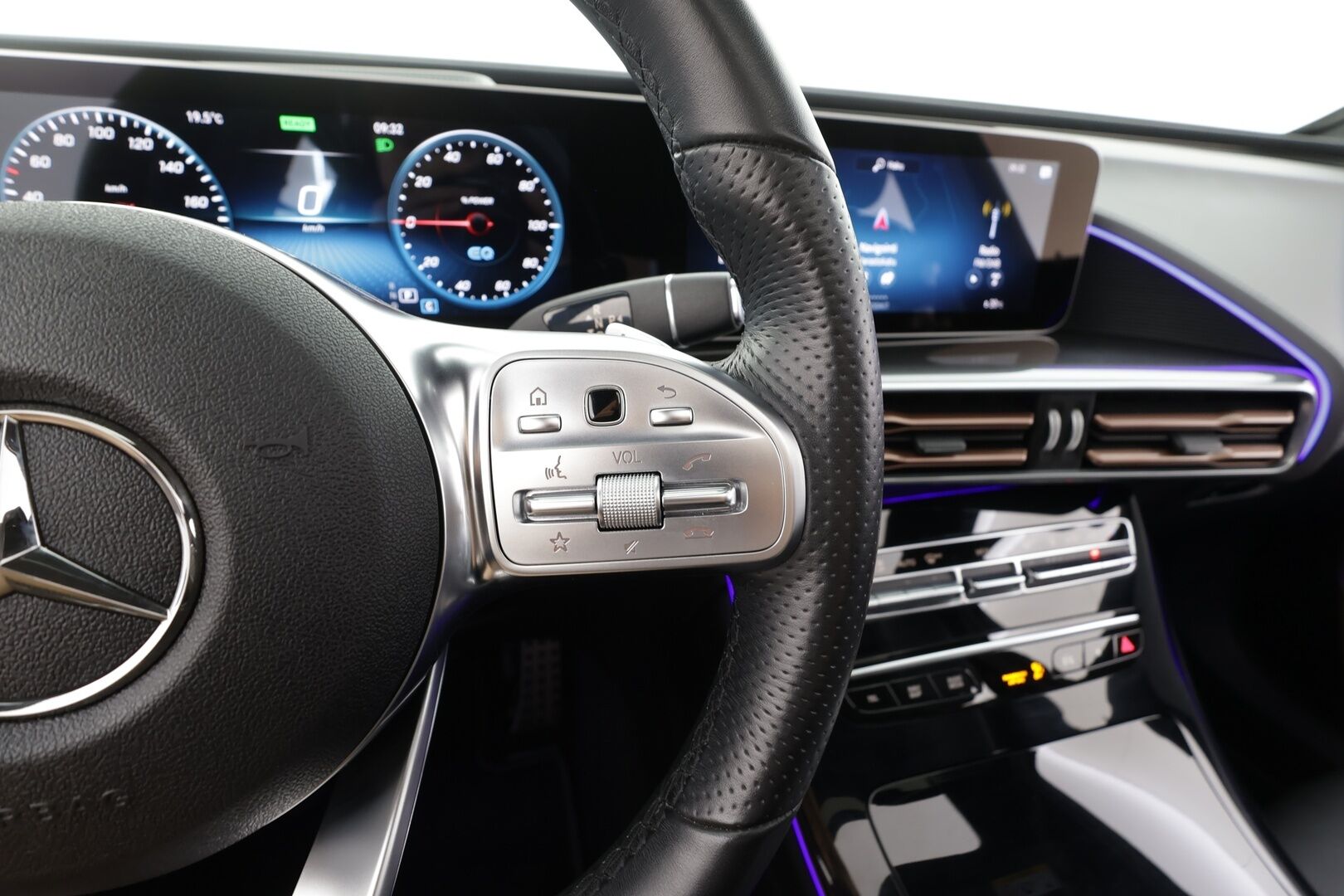 Mercedes-Benz EQC 2020 400 4Matic Edition AMG - | Distronic | Lisälämmitin | Koukku | Burmester | HUD | Osasähköt  Widescreen | LED | Lasikattoluukku | Ilmastoidut&Hierovat Sporttinahat | P.Kamera | Kahdet Renkaat |