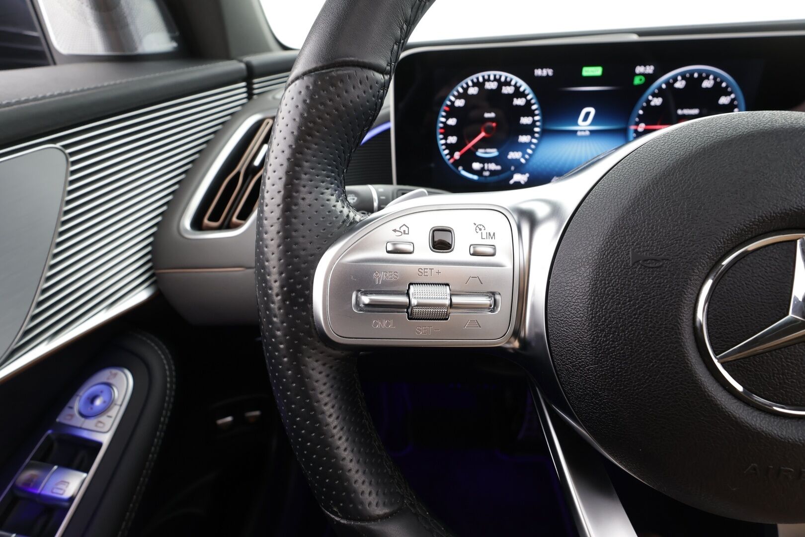 Mercedes-Benz EQC 2020 400 4Matic Edition AMG - | Distronic | Lisälämmitin | Koukku | Burmester | HUD | Osasähköt  Widescreen | LED | Lasikattoluukku | Ilmastoidut&Hierovat Sporttinahat | P.Kamera | Kahdet Renkaat |