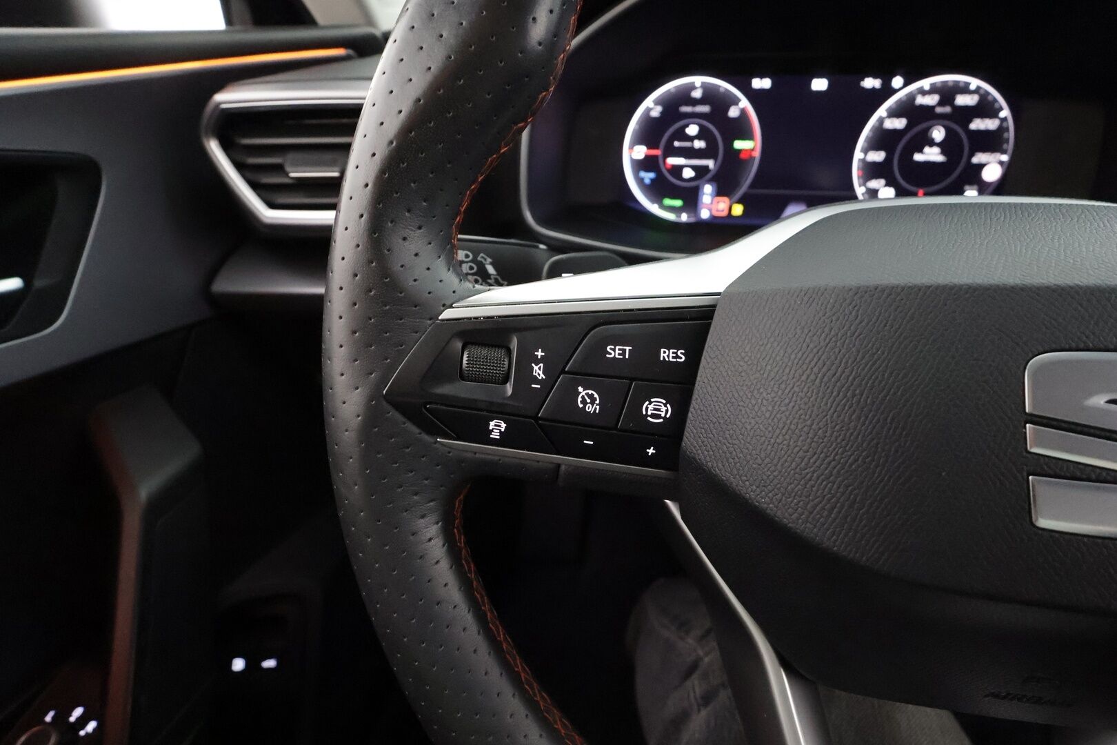 Seat Leon Sportstourer 2021 1.4 PHEV FR DSG * ACC / P.kamera / LED / Navi / KeylessGo / Sähköluukku / Puolinahat * - Kahdet renkaat aluvanteilla