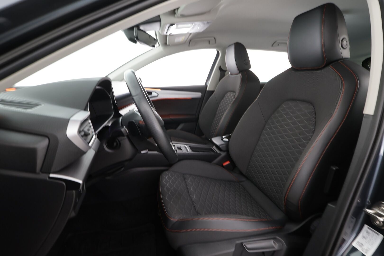 Seat Leon Sportstourer 2021 1.4 PHEV FR DSG * ACC / P.kamera / LED / Navi / KeylessGo / Sähköluukku / Puolinahat * - Kahdet renkaat aluvanteilla / Kattavat varusteet / Hyvin pidetty yksilö! - HULLUT AVAJAISHULINAT KORKOTARJOUS 3,29 %