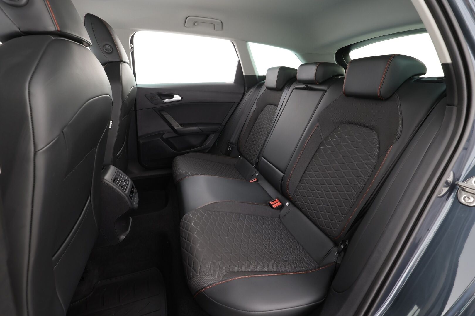 Seat Leon Sportstourer 2021 1.4 PHEV FR DSG * ACC / P.kamera / LED / Navi / KeylessGo / Sähköluukku / Puolinahat * - Kahdet renkaat aluvanteilla