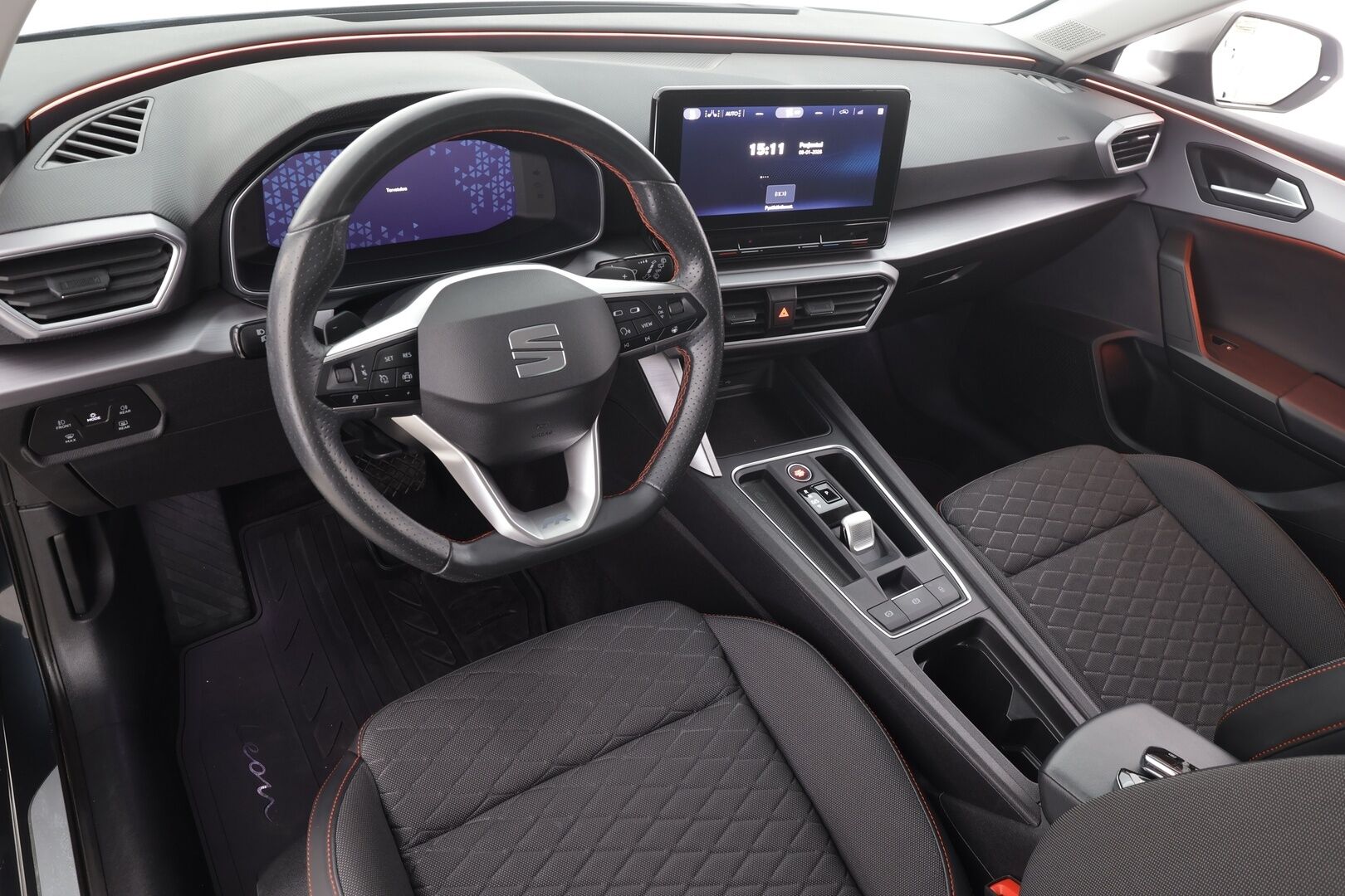 Seat Leon Sportstourer 2021 1.4 PHEV FR DSG * ACC / P.kamera / LED / Navi / KeylessGo / Sähköluukku / Puolinahat * - Kahdet renkaat aluvanteilla