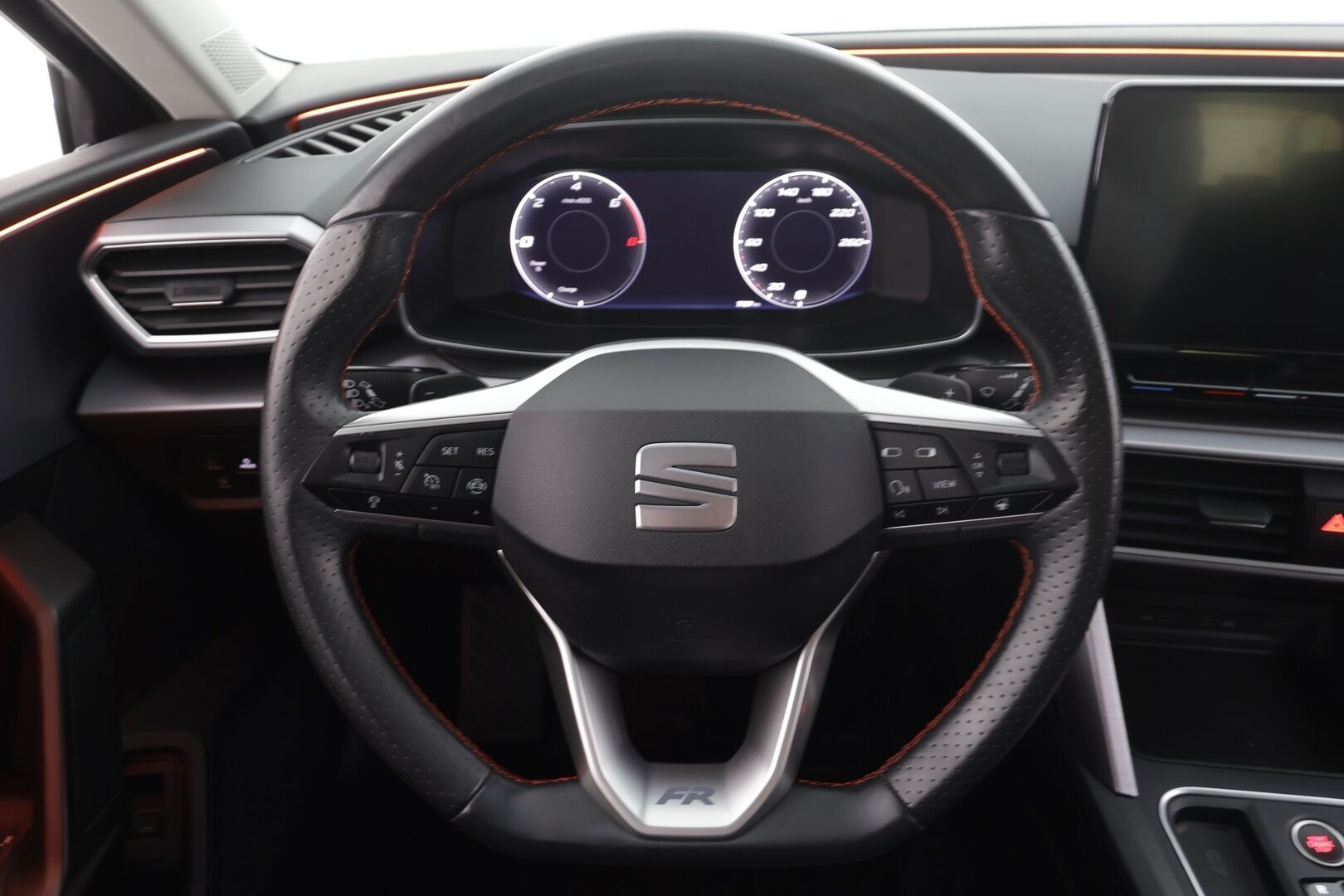 Seat Leon Sportstourer 2021 1.4 PHEV FR DSG * ACC / P.kamera / LED / Navi / KeylessGo / Sähköluukku / Puolinahat * - Kahdet renkaat aluvanteilla / Kattavat varusteet / Hyvin pidetty yksilö! - HULLUT AVAJAISHULINAT KORKOTARJOUS 3,29 %