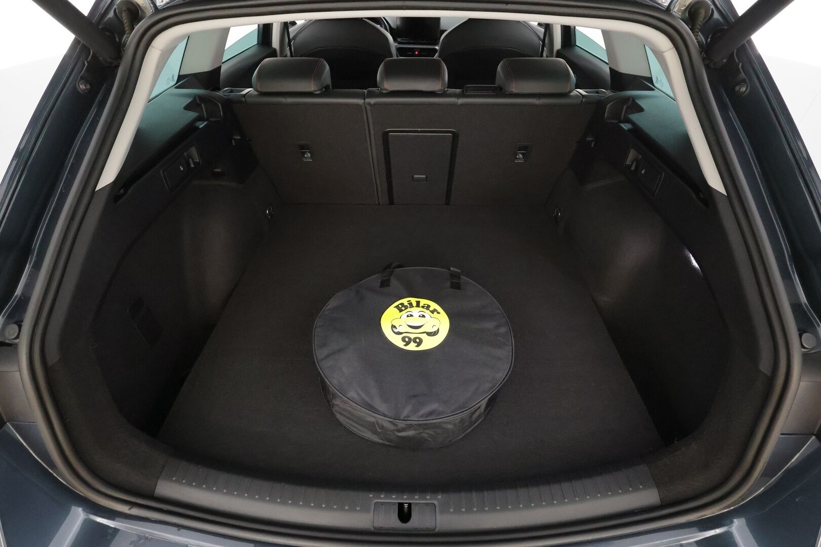 Seat Leon Sportstourer 2021 1.4 PHEV FR DSG * ACC / P.kamera / LED / Navi / KeylessGo / Sähköluukku / Puolinahat * - Kahdet renkaat aluvanteilla / Kattavat varusteet / Hyvin pidetty yksilö! - HULLUT AVAJAISHULINAT KORKOTARJOUS 3,29 %