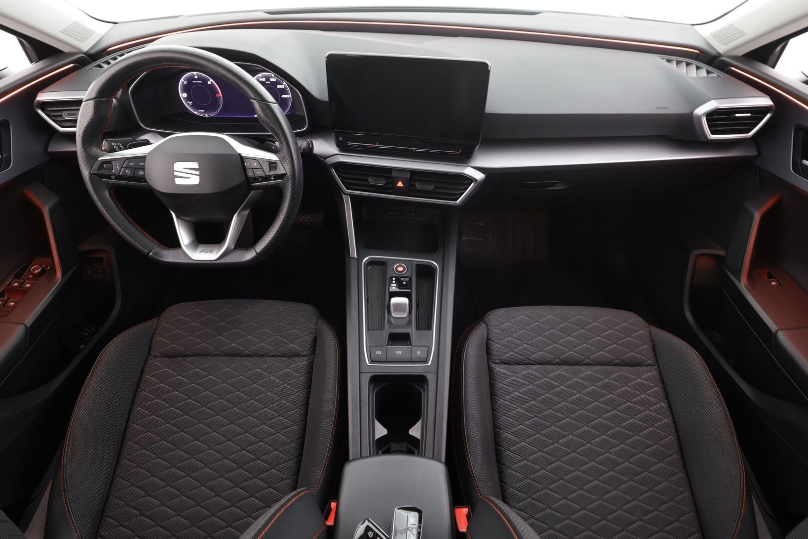 Seat Leon Sportstourer 2021 1.4 PHEV FR DSG * ACC / P.kamera / LED / Navi / KeylessGo / Sähköluukku / Puolinahat * - Kahdet renkaat aluvanteilla / Kattavat varusteet / Hyvin pidetty yksilö! - HULLUT AVAJAISHULINAT KORKOTARJOUS 3,29 %