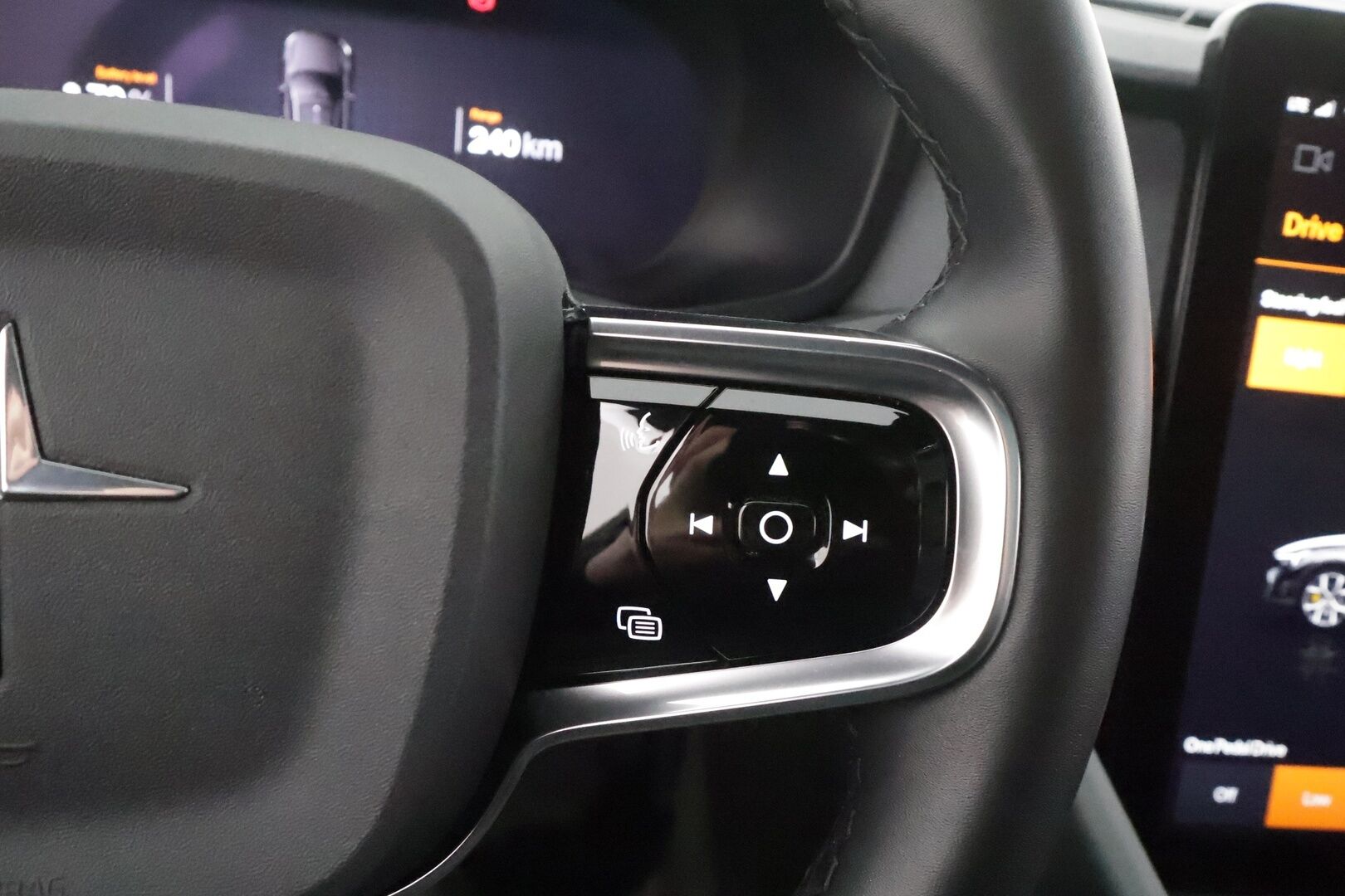 Polestar 2 2021 Launch Edition Performance, 300kW - | Pilot&Plus | Koukku | H&K | ACC | Pixel-LED | 360 | Sporttipenkki Muistilla | Lasikatto | Navi | Kaistavahti | Keyless | 2x Latauskaapelit | Kahdet renkaat aluvanteilla |