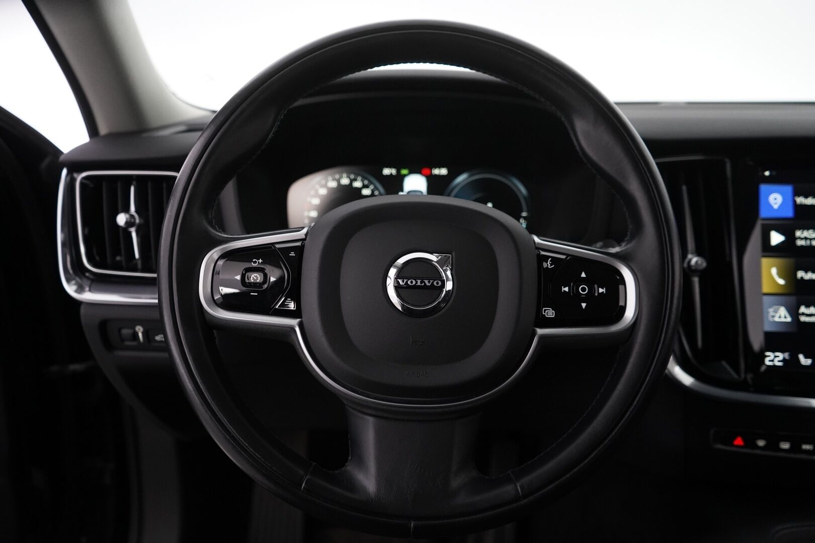 Volvo V60 2020 T6 Twin Engine AWD Momentum * Webasto / ACC / Navi / Ratinlämmitys - Jakohihna vaihdettu 141tkm / Kahdet Volvon omat vanteet / Siisti