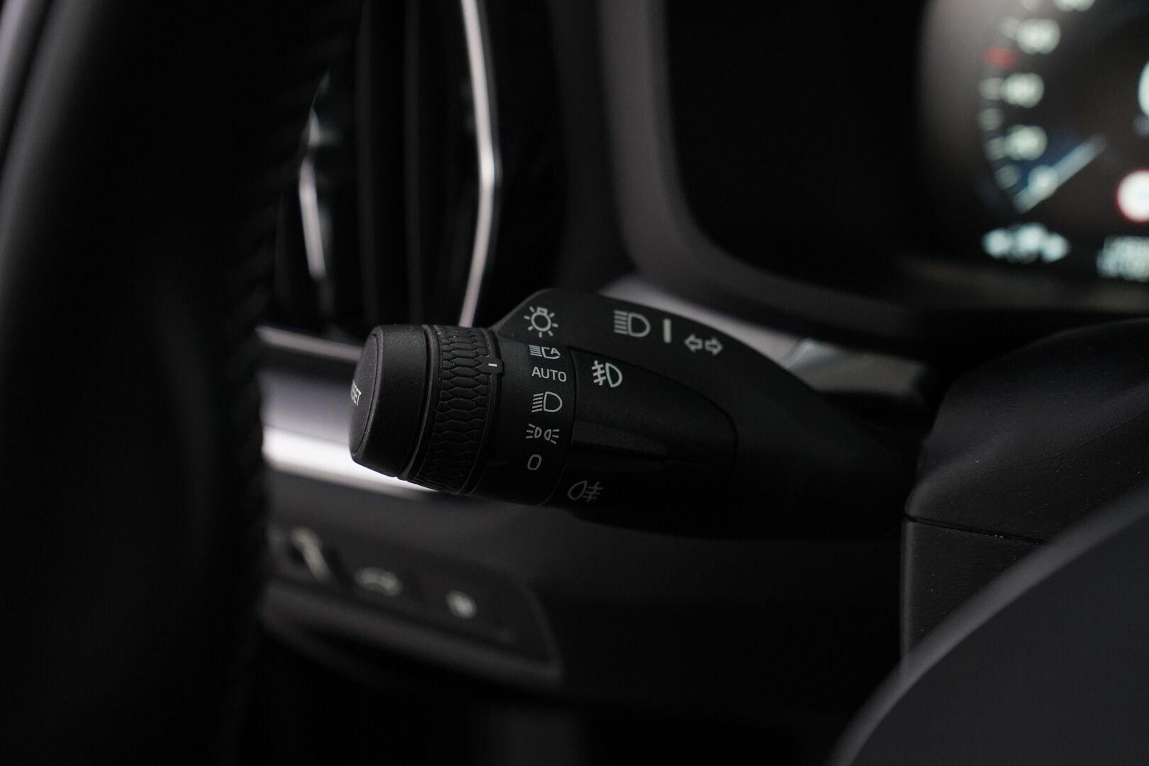 Volvo V60 2020 T6 Twin Engine AWD Momentum * Webasto / ACC / Navi / Ratinlämmitys - Jakohihna vaihdettu 141tkm / Kahdet Volvon omat vanteet / Siisti
