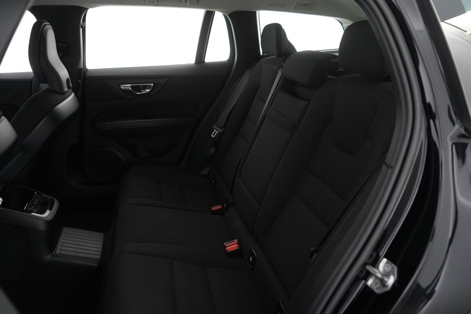 Volvo V60 2020 T6 Twin Engine AWD Momentum * Webasto / ACC / Navi / Ratinlämmitys - Jakohihna vaihdettu 141tkm / Kahdet Volvon omat vanteet / Siisti