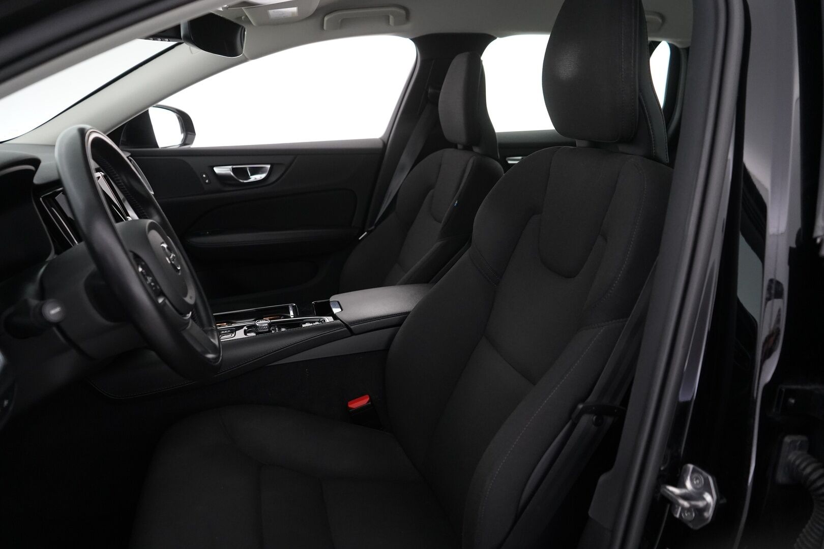 Volvo V60 2020 T6 Twin Engine AWD Momentum * Webasto / ACC / Navi / Ratinlämmitys - Jakohihna vaihdettu 141tkm / Kahdet Volvon omat vanteet / Siisti