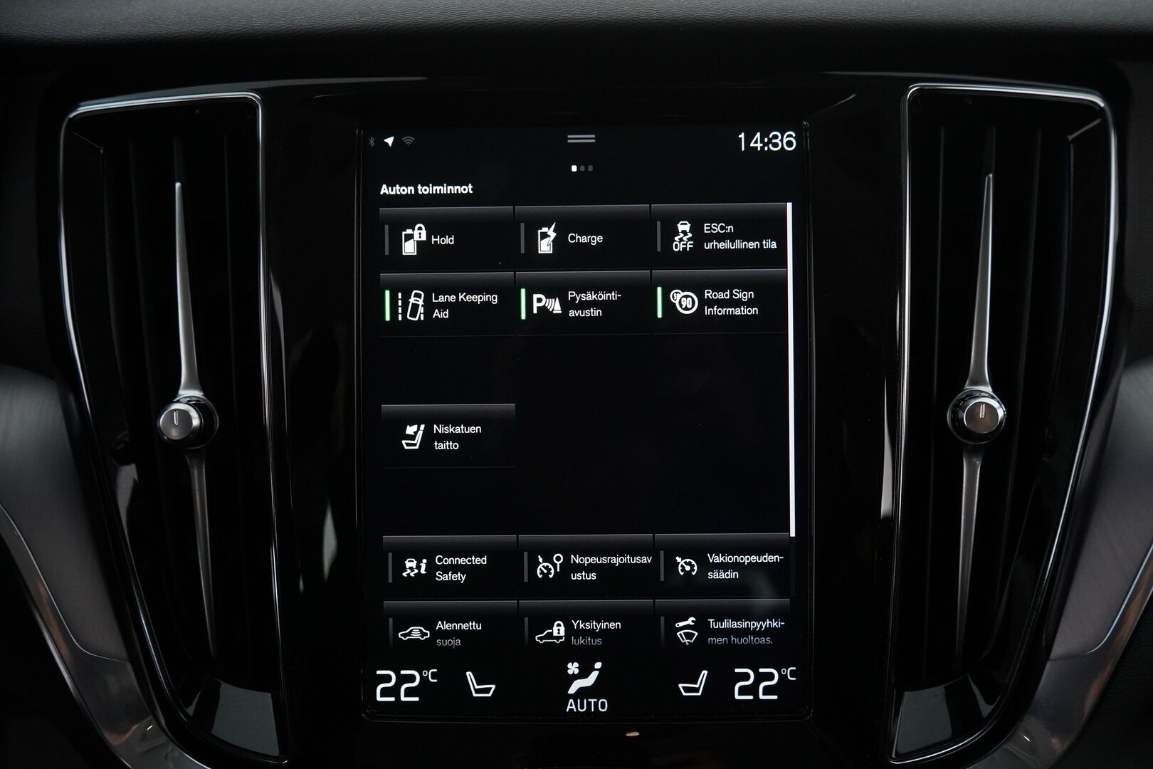 Volvo V60 2020 T6 Twin Engine AWD Momentum * Webasto / ACC / Navi / Ratinlämmitys - Jakohihna vaihdettu 141tkm / Kahdet Volvon omat vanteet / Siisti