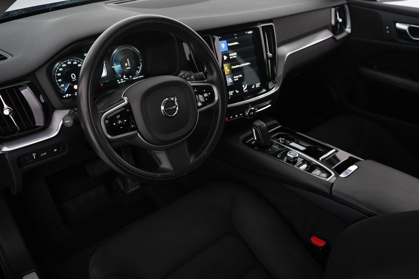Volvo V60 2020 T6 Twin Engine AWD Momentum * Webasto / ACC / Navi / Ratinlämmitys - Jakohihna vaihdettu 141tkm / Kahdet Volvon omat vanteet / Siisti