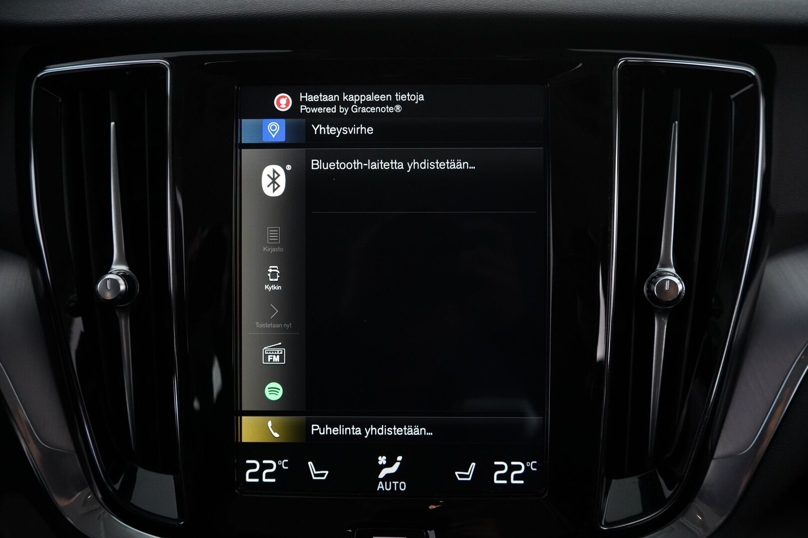 Volvo V60 2020 T6 Twin Engine AWD Momentum * Webasto / ACC / Navi / Ratinlämmitys - Jakohihna vaihdettu 141tkm / Kahdet Volvon omat vanteet / Siisti