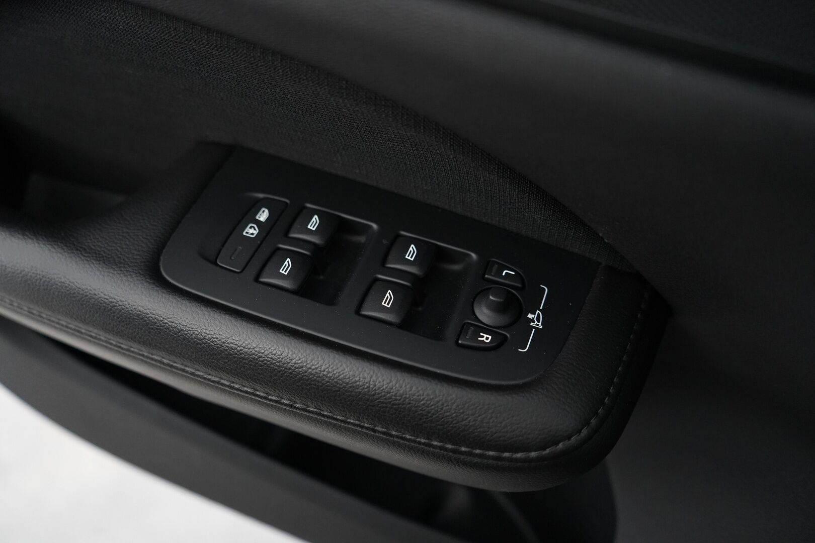 Volvo V60 2020 T6 Twin Engine AWD Momentum * Webasto / ACC / Navi / Ratinlämmitys - Jakohihna vaihdettu 141tkm / Kahdet Volvon omat vanteet / Siisti