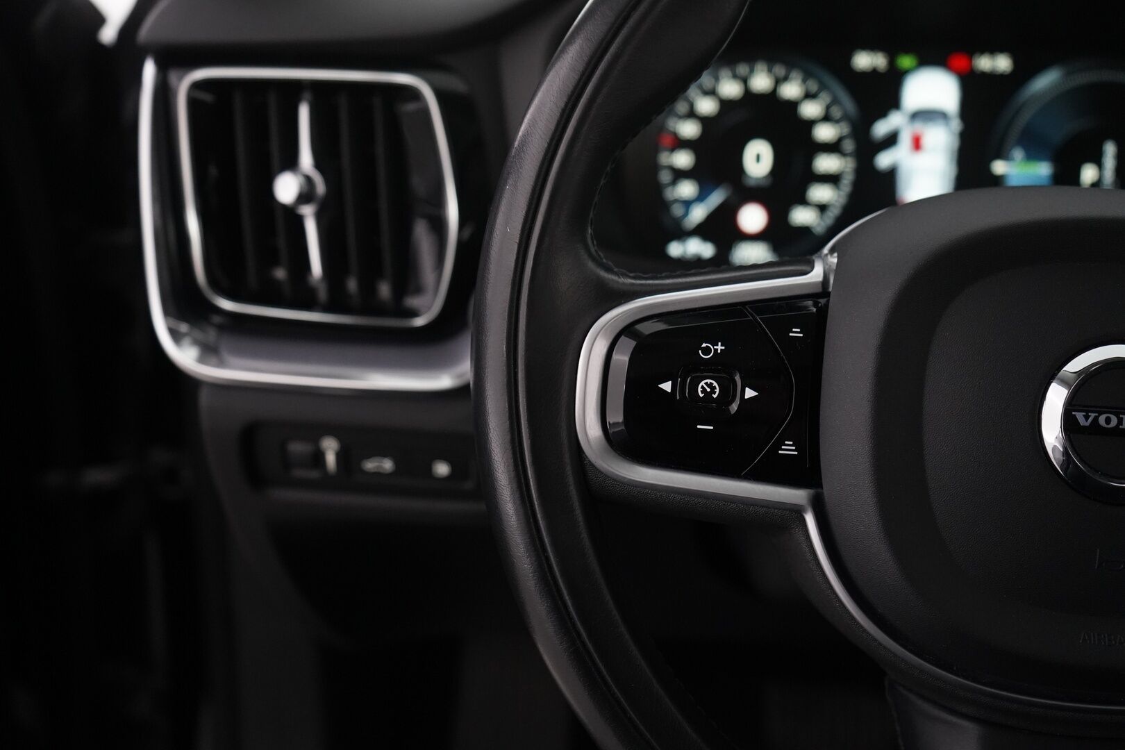 Volvo V60 2020 T6 Twin Engine AWD Momentum * Webasto / ACC / Navi / Ratinlämmitys - Jakohihna vaihdettu 141tkm / Kahdet Volvon omat vanteet / Siisti