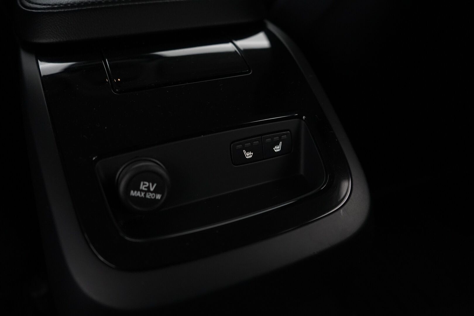 Volvo V60 2020 T6 Twin Engine AWD Momentum * Webasto / ACC / Navi / Ratinlämmitys - Jakohihna vaihdettu 141tkm / Kahdet Volvon omat vanteet / Siisti