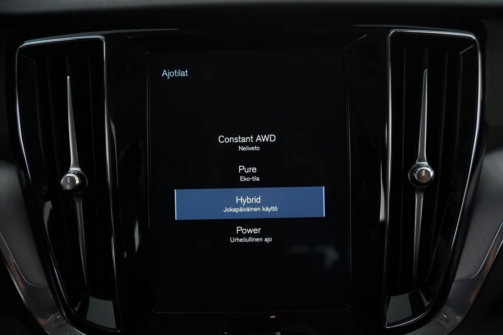 Volvo V60 2020 T6 Twin Engine AWD Momentum * Webasto / ACC / Navi / Ratinlämmitys - Jakohihna vaihdettu 141tkm / Kahdet Volvon omat vanteet / Siisti
