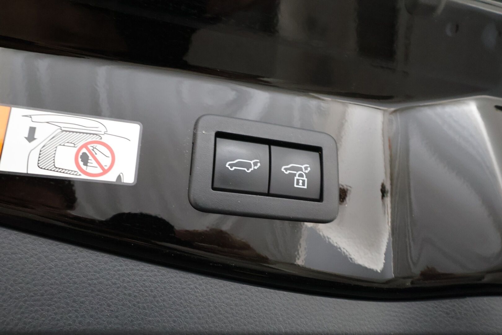 Toyota C-HR 2024 2,0 Plug-in Hybrid Premiere Edition - | JBL | Lasikatto | HUD | ACC | LED | 360 | Sähköpenkki | Kaistavahti | Katveavustin | Navi | Keyless | 1-om Suomi-auto | Kahdet renkaat | Merkkihuollot | 2x Latauskaapelit |