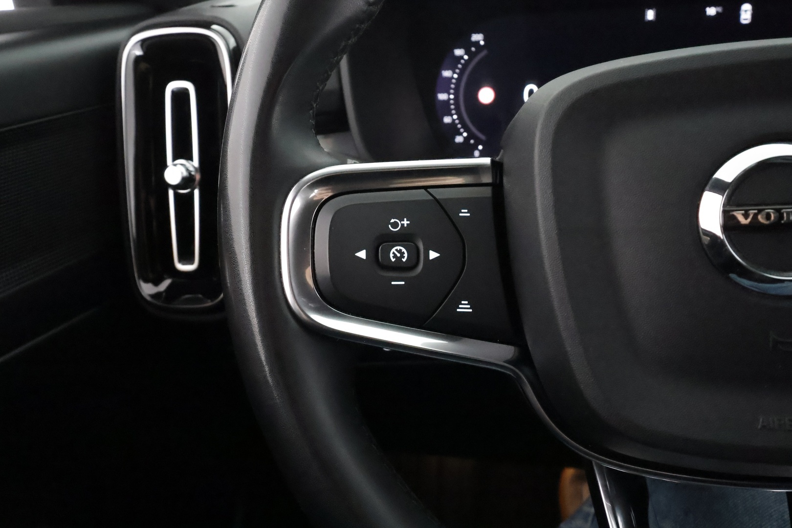 Volvo XC40 2024 B3 MHEV Business Plus Dark DCT aut - | ACC | LED | Muistipenkki | P.Kamera | High Performance audio | Sporttipenkit | Ratinlämmitys | Keyless | Apple&Android | 1.Om Suomi-auto | Kahdet Renkaat | Merkkihuollettu |