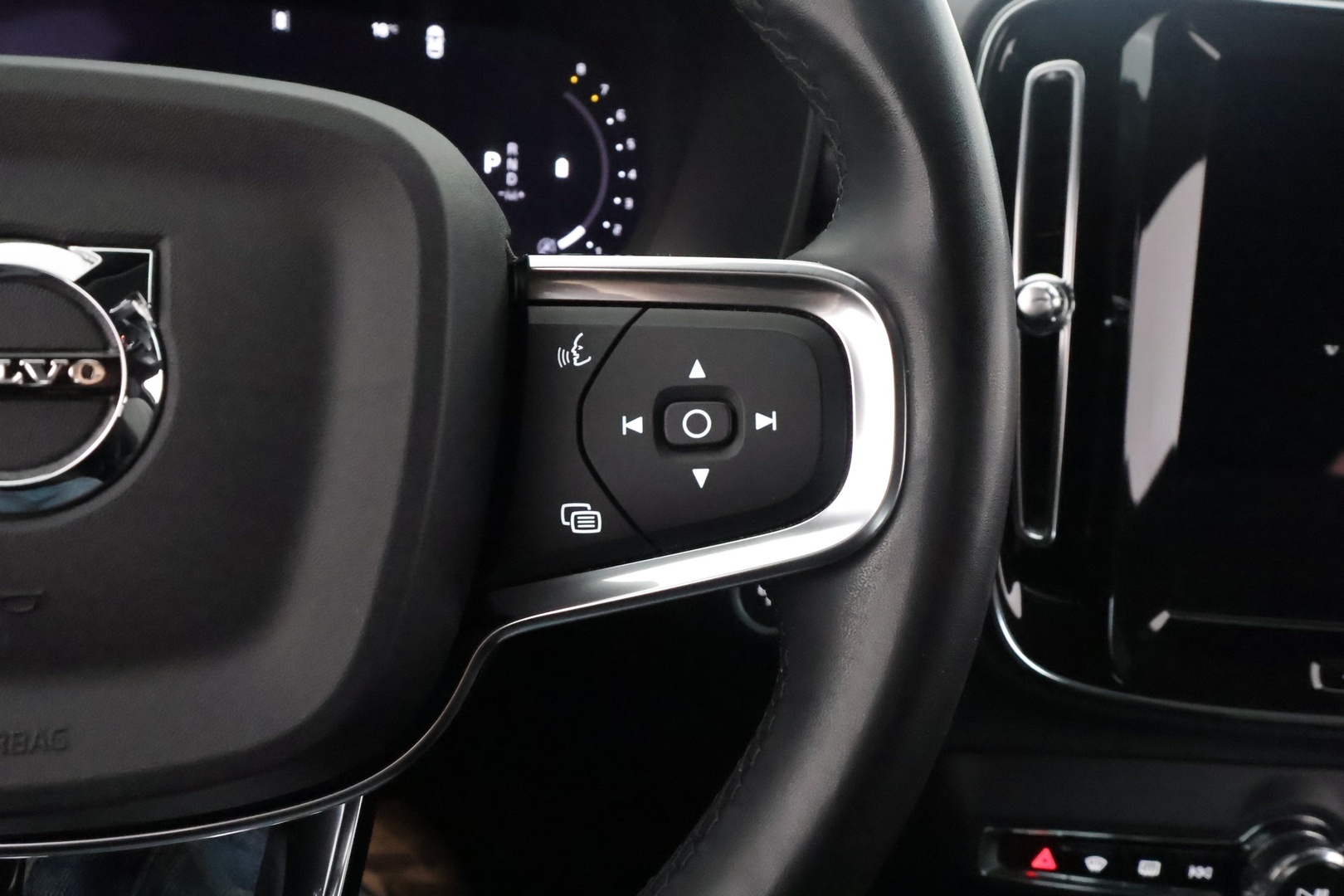 Volvo XC40 2024 B3 MHEV Business Plus Dark DCT aut - | ACC | LED | Muistipenkki | P.Kamera | High Performance audio | Sporttipenkit | Ratinlämmitys | Keyless | Apple&Android | 1.Om Suomi-auto | Kahdet Renkaat | Merkkihuollettu |