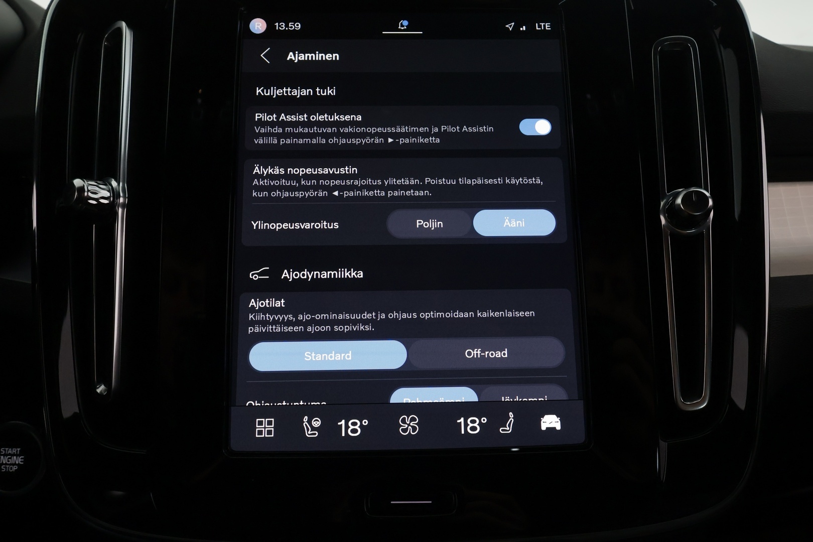 Volvo XC40 2024 B3 MHEV Business Plus Dark DCT aut - | ACC | LED | Muistipenkki | P.Kamera | High Performance audio | Sporttipenkit | Ratinlämmitys | Keyless | Apple&Android | 1.Om Suomi-auto | Kahdet Renkaat | Merkkihuollettu |