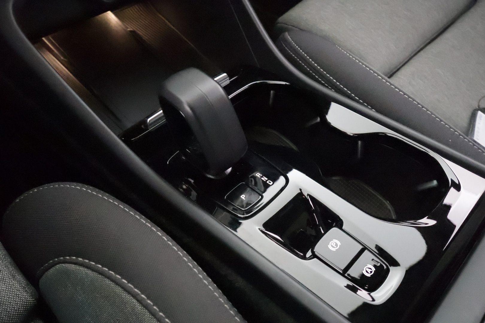 Volvo XC40 2024 B3 MHEV Business Plus Dark DCT aut - | ACC | LED | Muistipenkki | P.Kamera | High Performance audio | Sporttipenkit | Ratinlämmitys | Keyless | Apple&Android | 1.Om Suomi-auto | Kahdet Renkaat | Merkkihuollettu |