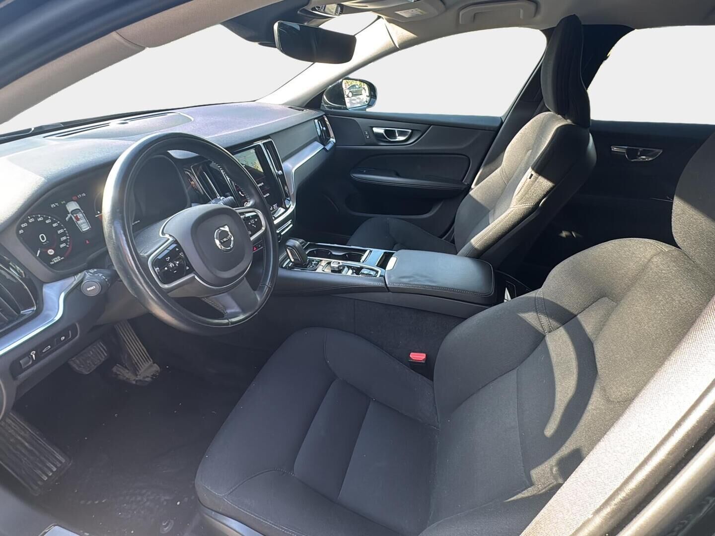 Volvo V60 2021 T6 TwE AWD Momentum aut - Merkkihuollettu | Adapt.Vakkari | Pilot Assist | Webasto | Peruutuskamera | BLIS | Carplay | KeylessGo | Ratinlämmitin