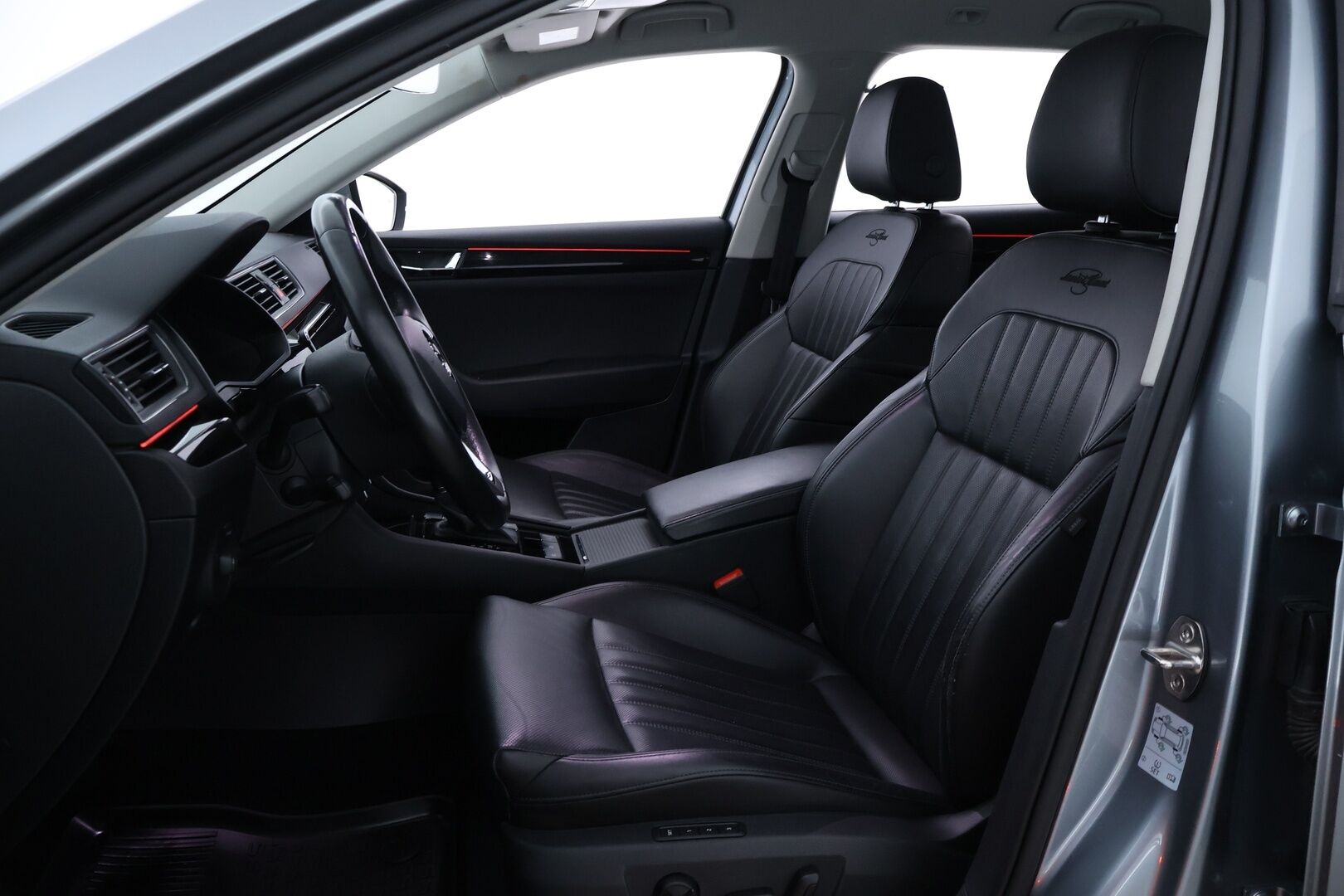 SKODA SUPERB 2019 Combi 2,0 TDI 190 4x4 L&K DSG / Adapt. vakkari / Webasto / Canton / Ilmastoidut muistipenkit / Keyless / Koukku /