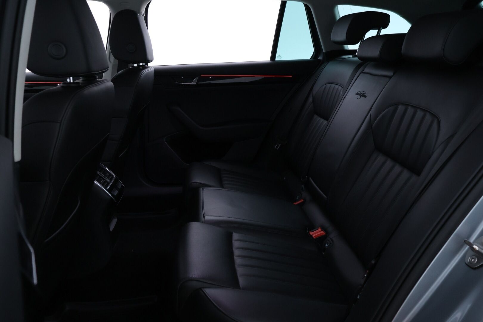 SKODA SUPERB 2019 Combi 2,0 TDI 190 4x4 L&K DSG / Adapt. vakkari / Webasto / Canton / Ilmastoidut muistipenkit / Keyless / Koukku /