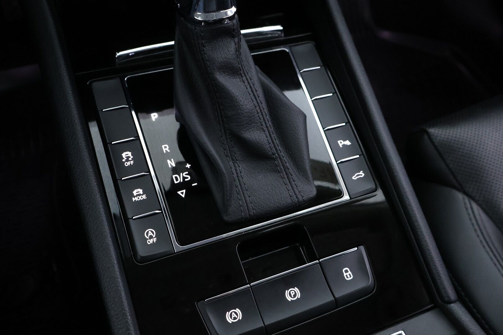 SKODA SUPERB 2019 Combi 2,0 TDI 190 4x4 L&K DSG / Adapt. vakkari / Webasto / Canton / Ilmastoidut muistipenkit / Keyless / Koukku /