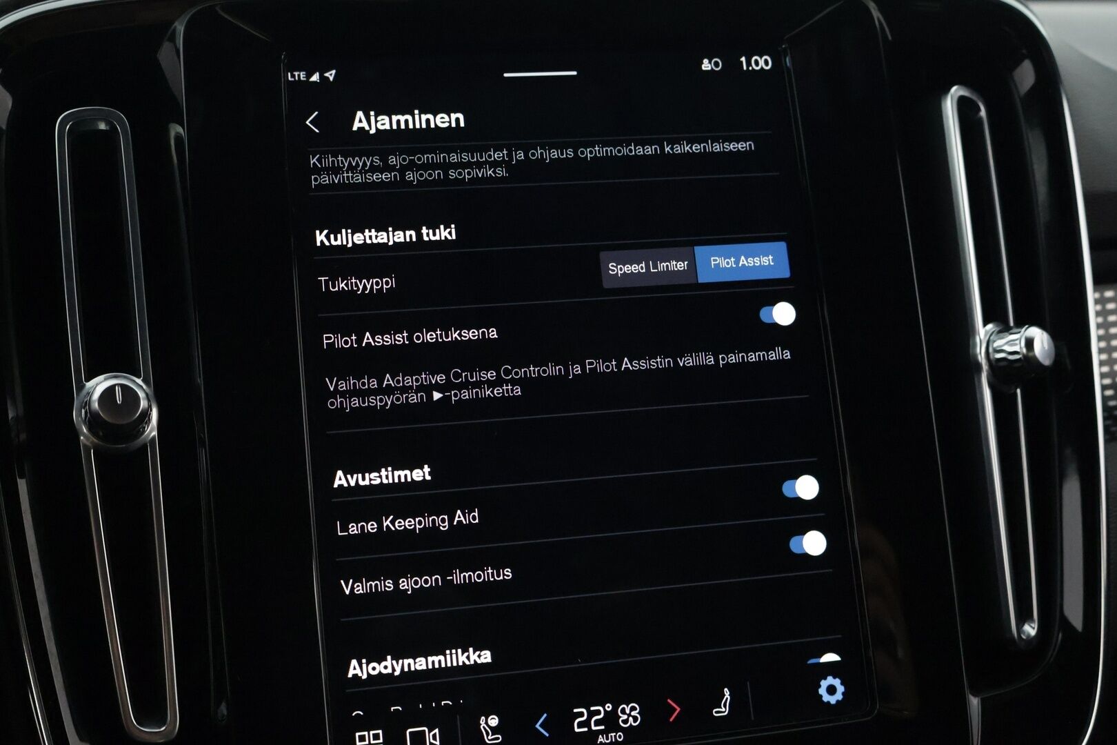 Volvo XC40 2021 Recharge Pure Electric P8 AWD R-Design / Adapt.Vakkari / Lämpöpumppu / Koukku / Digimittaristo / KeylessGo / Ratinlämmitin - Kahdet hyvät renkaat!