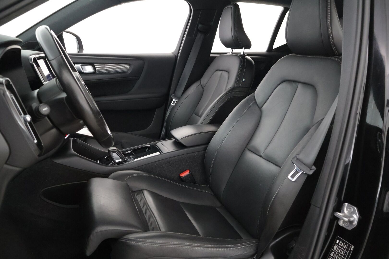 Volvo XC40 2021 Recharge Pure Electric P8 AWD R-Design / Adapt.Vakkari / Lämpöpumppu / Koukku / Digimittaristo / KeylessGo / Ratinlämmitin - Kahdet hyvät renkaat!