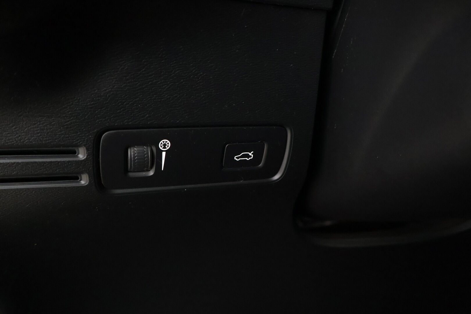 Volvo XC40 2021 Recharge Pure Electric P8 AWD R-Design / Adapt.Vakkari / Lämpöpumppu / Koukku / Digimittaristo / KeylessGo / Ratinlämmitin - Kahdet hyvät renkaat!