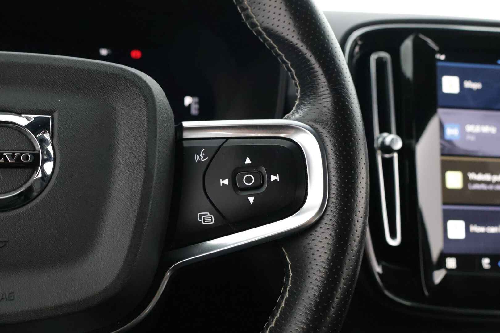 Volvo XC40 2021 Recharge Pure Electric P8 AWD R-Design / Adapt.Vakkari / Lämpöpumppu / Koukku / Digimittaristo / KeylessGo / Ratinlämmitin - Kahdet hyvät renkaat!