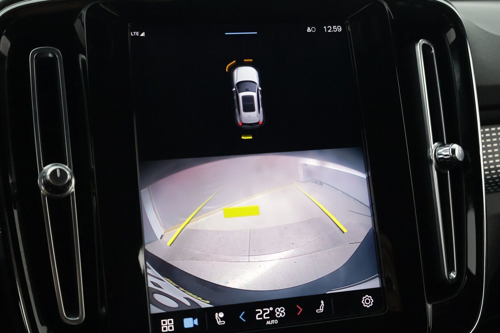 Volvo XC40 2021 Recharge Pure Electric P8 AWD R-Design / Adapt.Vakkari / Lämpöpumppu / Koukku / Digimittaristo / KeylessGo / Ratinlämmitin - Kahdet hyvät renkaat!